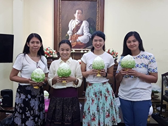 Pictures collection from Phan Phum
(flower offerings arranged with lotus
flowers), Flower Handicraft activity in
Night at the Museum 8: Colorful Sunset
at Saisuddha-Nobhadol on 16 December
2018.