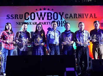 รองศาสตราจารย์ ดร.ฤๅเดช เกิดวิชัย
อธิการบดีมหาวิทยาลัยราชภัฏสวนสุนันทา
ได้มอบ โล่รางวัล รองชนะเลิศอันดับ ๑
ในโครงการอาคารสวยดีไม่มีสิ่งปฏิกูล
ประจำปี พ.ศ. ๒๕๖๑