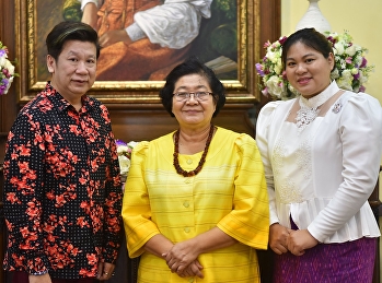 Participants Fascinate the Process of
Making ‘Som – Chun’