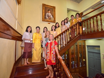 The Workshop on Royal Arts and
Handicrafts Album