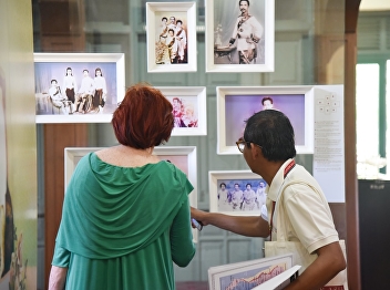 On 26th December 2019, the Office of
Arts and Culture welcomed American
tourists who interested in Thai customs
to visited Sai Suddha Nobhadol Building
Museum.