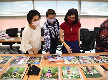 The Director of OAC Attends to Select
the Winning of Thai Custom Photo Contest