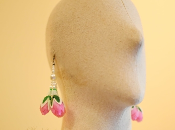 OAC Holds Thai Flower Garland Earring
Workshop to Students