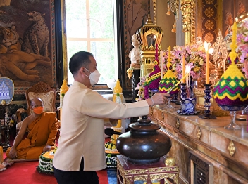 SSRU Offers the Candles on the Buddhist
Lent Day to Conserve Thai Tradition.