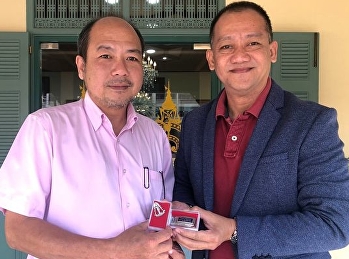 ผอ.กองพัฒนานักศึกษา
มอบเครื่องหมายประกอบเครื่องแบบนักศึกษาสมัยวิทยาลัยครูสวนสุนันทา
ให้
สำนักศิลปะจัดแสดงเพื่อเป็นสมบัติของมหาวิทยาลัย