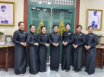 The Faculty of Arts and Crafts welcomed
the Army Wives Association, Records
Department Branch, to visit the
Saithuthanaphat Building Museum.