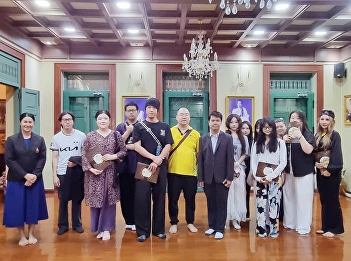 艺术学院接待了一群来自传播艺术学院的中国学生参观赛图塔纳蓬大楼博物馆。