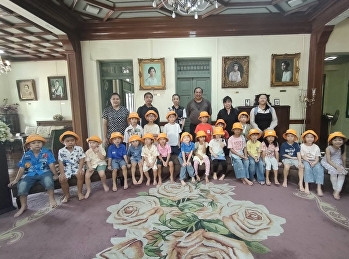 สำนักศิลปะและวัฒนธรรม
มหาวิทยาลัยราชภัฏสวนสุนันทา
ให้การต้อนรับคณะอาจารย์และนักเรียนจากโรงเรียนยุววิทย์
 เข้าเยี่ยมชมพิพิธภัณฑ์อาคารสายสุทธานภดล
 โดยมีนายรวีโรจน์ สิงห์ลำพอง ภัณฑารักษ์
ให้การต้อนรับและเป็นวิทยากรบรรยายให้ความรู้เกี่ยวกับประวัติความเป็นมาแ