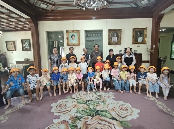 艺术学院欢迎 Yuwawit 学校的师生参观 Saithutthanaphol
大楼博物馆。